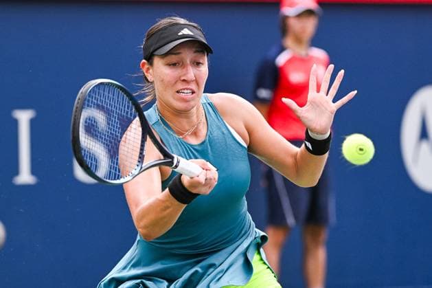 MONTREAL, QC - AUGUST 12: Jessica Pegula (USA) returns the ball during semi final at WTA, Tennis Damen National Bank Open on August 12, 2023 at IGA Stadium in Montreal, QC (Photo by Icon Sportswire) TENNIS: AUG 12 National Bank Open EDITORIAL USE ONLY Icon230812017