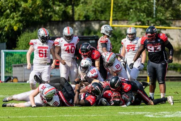 Sport Themen der Woche KW32 U19 GFL Juniors Halbfinale: Düsseldorf Panther U19 - Hamburg Young Huskies; VfL Stadion Benrath Düsseldorf Deutschland, 12.08.2023 Human Pile-Up beim Halbfinalspiel Düsseldorf Panther U19 gegen Hamburg Young Huskies im VfL Stadion Düsseldorf-Benrath (Deutschland) am 12. August 2023 *** U19 GFL Juniors Semi Final Düsseldorf Panther U19 Hamburg Young Huskies VfL Stadion Benrath Düsseldorf Germany, 12 08 2023 Human Pile Up at Semi Final match Düsseldorf Panther U19 vs Hamburg Young Huskies at VfL Stadion Düsseldorf Benrath Germany on August 12 2023 Copyright: xBEAUTIFULxSPORTS Meurerx