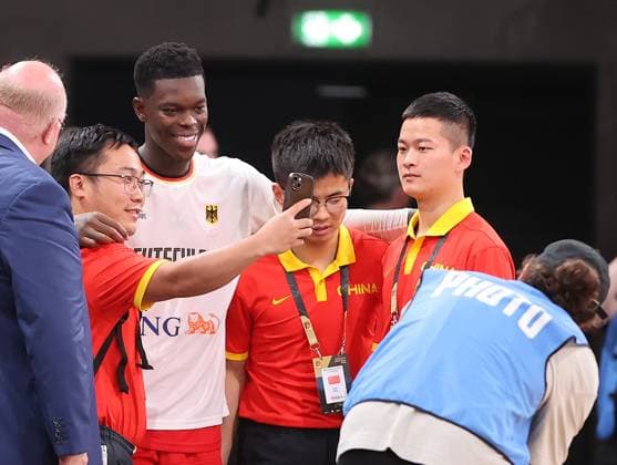 Dennis Schroeder (GER) Selfies mit Fans Basketball, Herren, Supercup, DBB, Edel-Optics Arena, Deutschland gegen China, 107-58