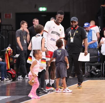 Dennis Schroeder (GER) Selfies mit Fans Basketball, Herren, Supercup, DBB, Edel-Optics Arena, Deutschland gegen China, 107-58