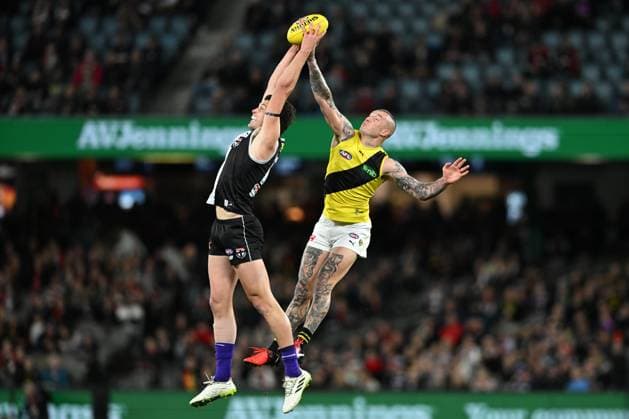 Bilder des Jahres 2023, Sport 08 August Sport Themen der Woche KW32 AFL SAINTS TIGERS, Rowan Marshall of St Kilda (left) marks the footy while being contested by Dustin Martin of Richmond during the AFL Round 22 match between the St Kilda Saints and the Richmond Tigers at Marvel Stadium in Melbourne, Sunday, August 13, 2023. ( NO ARCHIVING, EDITORIAL USE ONLY, NO USE IN BOOKS WITHOUT CONSENT MELBOURNE VICTORIA AUSTRALIA  Copyright: xJAMESxROSSx 20230813001830486447