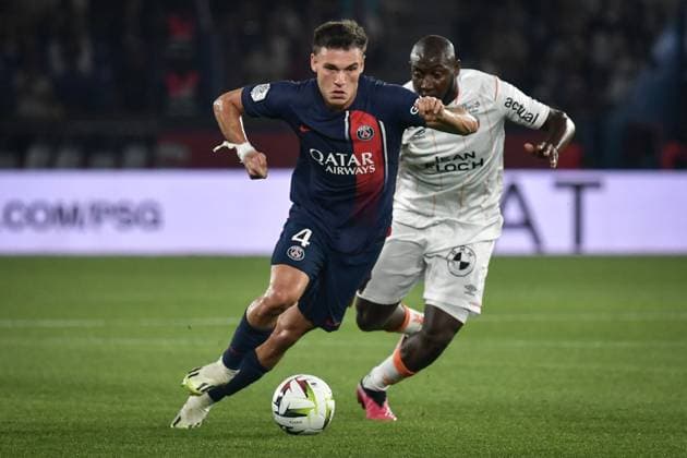 League 1 Football - PSG vs FC Lorient - Paris Paris Saint-Germain s Uruguayan midfielder Manuel Ugarte (L) fights for the ball during the French L1 football match between Paris Saint-Germain and FC Lorient at the Parc des Princes stadium in Paris on August 12, 2023. Photo by Firas Abdullah ABACAPRESS.COM Paris Ã?le-de-France France  Copyright: xAbdullahxFiras ABACAx 863836_038 AbdullahxFiras ABACAx 863836_038
