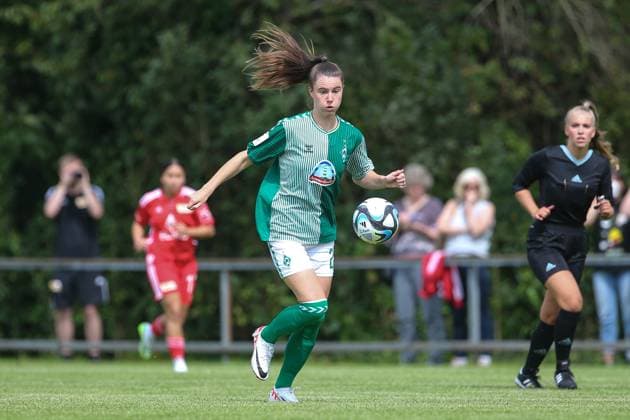 v.li.: Chiara Hahn (SV Werder Bremen, 21) am Ball, Einzelbild, Ganzkörper, Aktion, Action, Spielszene, 13.08.2023, Ostereistedt (Deutschland), Fussball, Testspiel Frauen, 1. FC Union Berlin - SV Werder Bremen