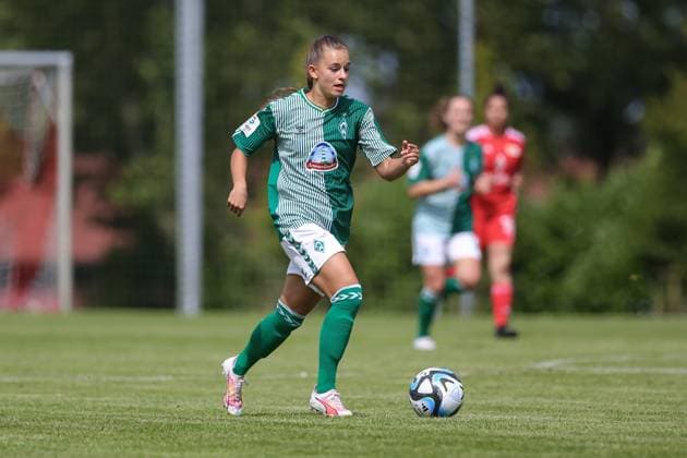 v.li.: Tuana Mahmoud (geb. Keles, SV Werder Bremen, 10) am Ball, Einzelbild, Ganzkörper, Aktion, Action, Spielszene, 13.08.2023, Ostereistedt (Deutschland), Fussball, Testspiel Frauen, 1. FC Union Berlin - SV Werder Bremen