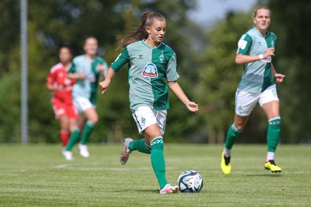 v.li.: Tuana Mahmoud (geb. Keles, SV Werder Bremen, 10) am Ball, Einzelbild, Ganzkörper, Aktion, Action, Spielszene, 13.08.2023, Ostereistedt (Deutschland), Fussball, Testspiel Frauen, 1. FC Union Berlin - SV Werder Bremen