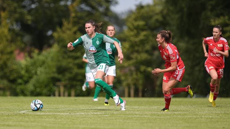 v.li.: Chiara Hahn (SV Werder Bremen, 21) und Marie Becker (1. FC Union Berlin, 4) im Laufduell, Zweikampf, Duell, Dynamik, Aktion, Action, Spielszene, 13.08.2023, Ostereistedt (Deutschland), Fussball, Testspiel Frauen, 1. FC Union Berlin - SV Werder Bremen