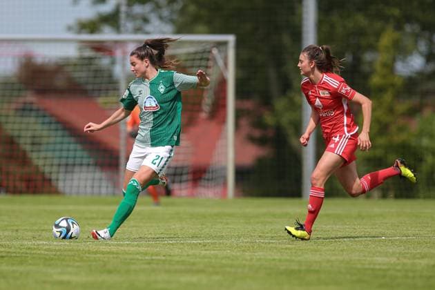 v.li.: Chiara Hahn (SV Werder Bremen, 21) und Marie Becker (1. FC Union Berlin, 4) im Laufduell, Zweikampf, Duell, Dynamik, Aktion, Action, Spielszene, 13.08.2023, Ostereistedt (Deutschland), Fussball, Testspiel Frauen, 1. FC Union Berlin - SV Werder Bremen