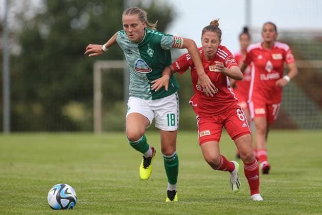 v.li.: Lina Hausicke (SV Werder Bremen, 18) und Lisa Görsdorf (1. FC Union Berlin, 8) im Zweikampf, Duell, Dynamik, Aktion, Action, Spielszene, 13.08.2023, Ostereistedt (Deutschland), Fussball, Testspiel Frauen, 1. FC Union Berlin - SV Werder Bremen