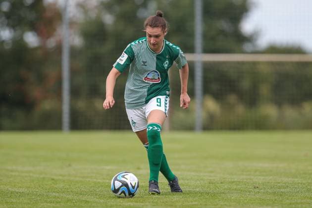 v.li.: Sophie Weidauer (SV Werder Bremen, 9) Freisteller, Einzelbild, Ganzkörper, Aktion, Action, Spielszene, 13.08.2023, Ostereistedt (Deutschland), Fussball, Testspiel Frauen, 1. FC Union Berlin - SV Werder Bremen