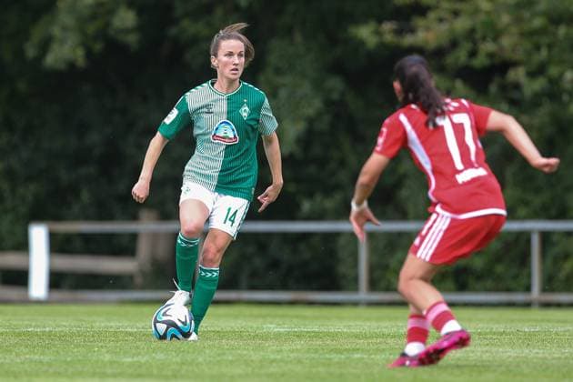 v.li.: Michaela Brandenburg (SV Werder Bremen, 14) am Ball, Einzelbild, Ganzkörper, Aktion, Action, Spielszene, 13.08.2023, Ostereistedt (Deutschland), Fussball, Testspiel Frauen, 1. FC Union Berlin - SV Werder Bremen