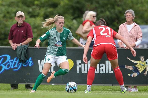 v.li.: Nina Lührßen (SV Werder Bremen, 27) und Anna Weiss (1. FC Union Berlin, 21) im Zweikampf, Duell, Dynamik, Aktion, Action, Spielszene, 13.08.2023, Ostereistedt (Deutschland), Fussball, Testspiel Frauen, 1. FC Union Berlin - SV Werder Bremen