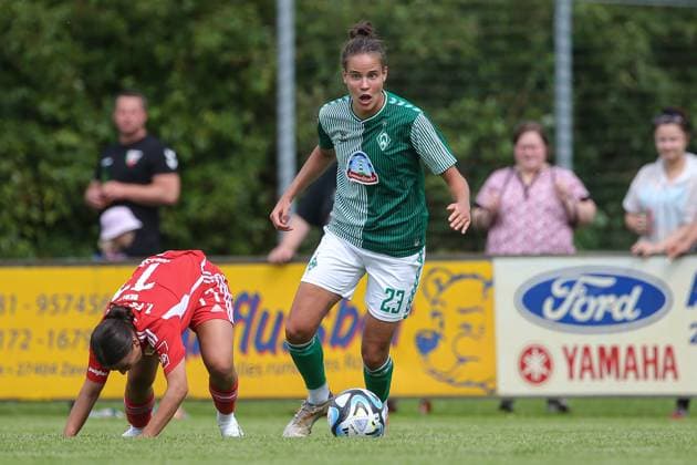 v.li.: Hanna Nemeth (SV Werder Bremen, 23) am Ball, Einzelbild, Ganzkörper, Aktion, Action, Spielszene, 13.08.2023, Ostereistedt (Deutschland), Fussball, Testspiel Frauen, 1. FC Union Berlin - SV Werder Bremen