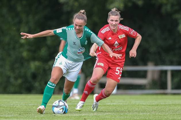 v.li.: Maja Sternad (SV Werder Bremen, 11) und Katja Orschmann (1. FC Union Berlin, 55) im Zweikampf, Duell, Dynamik, Aktion, Action, Spielszene, 13.08.2023, Ostereistedt (Deutschland), Fussball, Testspiel Frauen, 1. FC Union Berlin - SV Werder Bremen