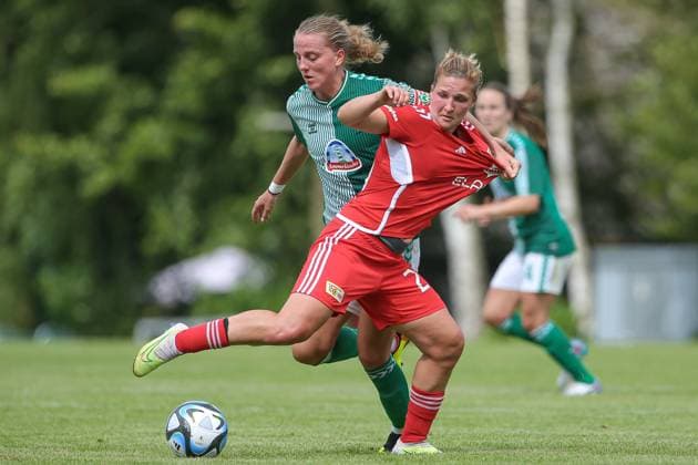 v.li.: Lina Hausicke (SV Werder Bremen, 18) und Katja Orschmann (1. FC Union Berlin, 55) im Zweikampf, Duell, Dynamik, Aktion, Action, Spielszene, 13.08.2023, Ostereistedt (Deutschland), Fussball, Testspiel Frauen, 1. FC Union Berlin - SV Werder Bremen