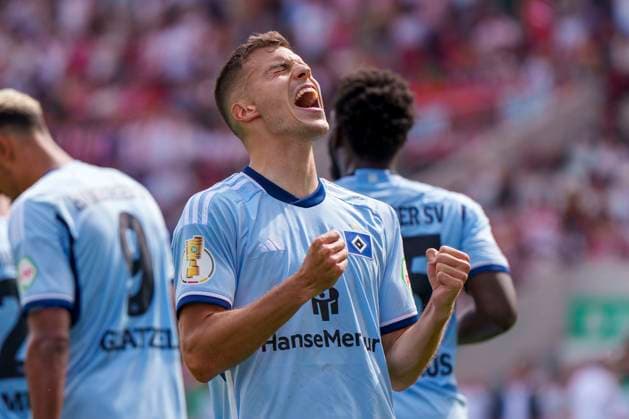 Sport Themen der Woche KW32 Fußball: DFB-Pokal: 1. Runde Rot-Weiss Essen - Hamburger SV am 13.08.2023 im Stadion an der Hafenstraße in Essen (Nordrhein-Westfalen). Tor zum 3:4, Torjubel, Jubel, Freude von Hamburg s Laszlo Benes DFL REGULATIONS PROHIBIT ANY USE OF PHOTOGRAPHS AS IMAGE SEQUENCES AND OR QUASI-VIDEO. *** Soccer DFB Cup 1 Round Rot Weiss Essen Hamburger SV on 13 08 2023 at the stadium on Hafenstraße in Essen North Rhine Westphalia Goal to 3 4, goal celebration, jubilation, joy of Hamburg s Laszlo Benes DFL REGULATES PROHIBIT ANY USE OF PHOTOGRAPHS AS IMAGE SEQUENCES AND OR QUASI VIDEO Copyright: xNeundorf Kirchner-Mediax