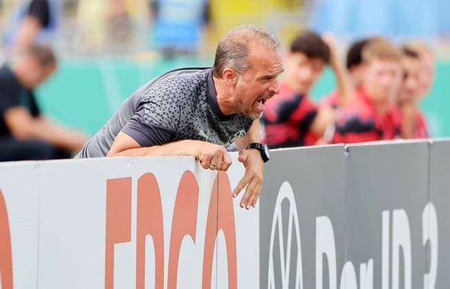 Sport Themen der Woche KW32 Leipzig, 13.08.2023, Bruno-Plache-Stadion, Fussball, DFB Pokal , 1.Hauptrunde , 1.FC Lok Leipzig vs. SG Eintracht Frankfurt , Im Bild; Trainer Almedin Civa, Lok Leipzig , Nur zur redaktionellen Nutzung. Only editorial use. , DFB DFL regulations prohibit any use of photographs as image sequences and or quasi-video. , *** Leipzig, 13 08 2023, Bruno Plache Stadium, Football, DFB Pokal , 1 Main Round , 1 FC Lok Leipzig vs SG Eintracht Frankfurt , In picture coach Almedin Civa, Lok Leipzig , Only editorial use , DFB DFL regulations prohibit any use of photographs as image sequences and or quasi video , Picture Point