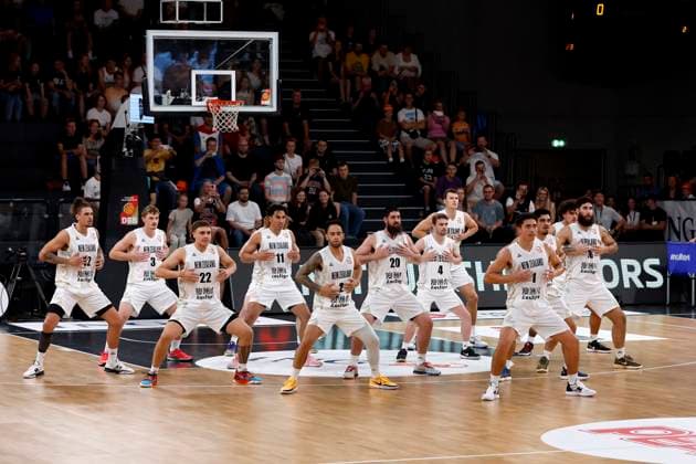 Sport Themen der Woche KW32 13.08.2023, Deutscher Basketball Bund, Supercup 2023, Hamburg, edel-optics.de Arena, Spiel um Platz 3, China - Neuseeland, Begrüßung der Teams aus Neuseeland vor dem Spiel Hamburg edel-optics.de Arena Hamburg Germany *** 13 08 2023, German Basketball Federation, Supercup 2023, Hamburg, edel optics de Arena, match for 3rd place, China New Zealand, welcoming the teams from New Zealand before the match Hamburg edel optics de Arena Hamburg Germany