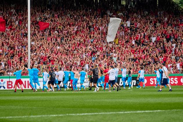 Sport Themen der Woche KW32 13.08.2023 - Fussball - Saison 2023 2024 - DFB Pokal - 1. Hauptrunde: SV Oberachern - SC Freiburg - Sportfoto Zink peko - xpexkox - regulations prohibit any use of photographs as image sequences and or quasi-video - only for editorial use - SVO mit den Freiburg-Fans. Nicola Leberer (18, SV Oberachern ), Keven Schlotterbeck (26, SC Freiburg ) Mark-Patrick Redl (1, SV Oberachern ), Benedikt Asam (20, SV Oberachern ), Janis Hanek (29, SV Oberachern ), Nico Huber (11, SV Oberachern ), Marin Stefotic (9, SV Oberachern ), Fabian Himmel (Trainer, SV Oberachern ) *** 13 08 2023 football season 2023 2024 DFB Pokal 1 Hauptrunde SV Oberachern SC Freiburg Sportfoto Zink peko xpexkox regulations prohibit any use of photographs as image sequences and or quasi video only for editorial use SVO with the Freiburg fans Nicola Leberer 18, SV Oberachern , Keven Schlotterbeck 26, SC Freiburg Mark Patrick Redl 1, SV Oberachern , Benedikt Asam 20, SV Oberachern , Janis Hanek 29, SV Oberachern , Nico Huber 11, SV Oberachern , Marin Stefotic 9, SV Oberachern , Fabian Himmel Coach, SV Oberachern oberachern_freiburg_zink_peko
