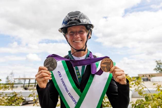 Sport Themen der Woche KW32 HARAS DU PIN - FEI Eventing European Championship, EM, Europameisterschaft 2023, HARAS DU PIN - FEI Eventing European Championship 2023 AUFFARTH Sandra (GER) zeigt ihre Medaillen Impression am Rande Finales Springen Final Showjumping Le Pin au Haras, Haras du Pin 13. August 2023 - *** HARAS DU PIN FEI Eventing European Championship 2023, HARAS DU PIN FEI Eventing European Championship 2023 AUFFARTH Sandra GER shows her medals Impression on the sidelines Finals Jumping Final Showjumping Le Pin au Haras, Haras du Pin 13 August 2023