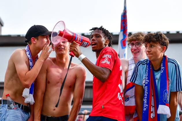 Boipelo Mashigo (Unterhaching, 38) mit Megaphon unter den Fans auf dem Zaun, 13.08.2023, Unterhaching (Deutschland), Fussball, DFB-Pokal, Erste Runde, SpVgg Unterhaching - FC Augsburg, DFB DFL REGULATIONS PROHIBIT ANY USE OF PHOTOGRAPHS AS IMAGE SEQUENCES AND OR QUASI-VIDEO. *** Boipelo Mashigo Unterhaching, 38 with megaphone among the fans on the fence, 13 08 2023, Unterhaching Germany , Football, DFB Pokal, First Round, SpVgg Unterhaching FC Augsburg, DFB DFL REGULATES PROHIBIT ANY USE OF PHOTOGRAPHS AS IMAGE SEQUENCES AND OR QUASI VIDEO xslx