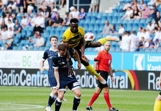 Foto Manuel Geisser 13.08.2023 Fussball Herren Super League Saison 2023 2024 FC Luzern - BSC Young Boys. Silvre Ganvoula (YB) - gegen Denis Simani FC Luzern) unten Aktion Zweikampf