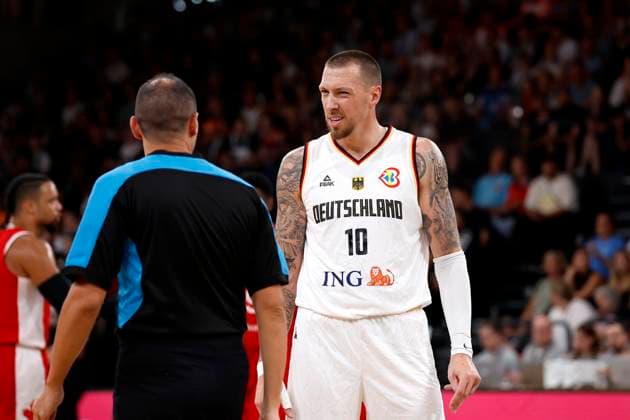 13.08.2023, Deutscher Basketball Bund, Supercup 2023, Hamburg, edel-optics.de Arena, Finale, Deutschland - Kanada, Daniel Theis (GER, No10) im Gespräch mit dem Schiedsrichter Hamburg edel-optics.de Arena Hamburg Germany