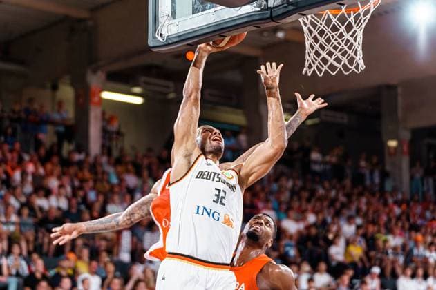 Wurf Treffer Johannes Thiemann (Deutschland, 32) Deutschland vs. Kanada, Basketball, DBB Supercup, Finale, 13.08.2023 Deutschland vs. Kanada, Basketball, DBB Supercup, Finale, 13.08.2023 Hamburg Copyright: xEibner-Pressefoto MarcelxvonxFehrnx EP_MFN