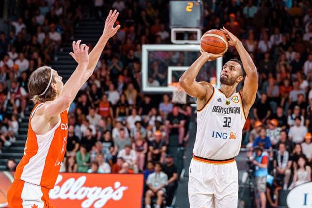 Wurf Treffer Johannes Thiemann (Deutschland, 32) Deutschland vs. Kanada, Basketball, DBB Supercup, Finale, 13.08.2023 Deutschland vs. Kanada, Basketball, DBB Supercup, Finale, 13.08.2023 Hamburg Copyright: xEibner-Pressefoto MarcelxvonxFehrnx EP_MFN