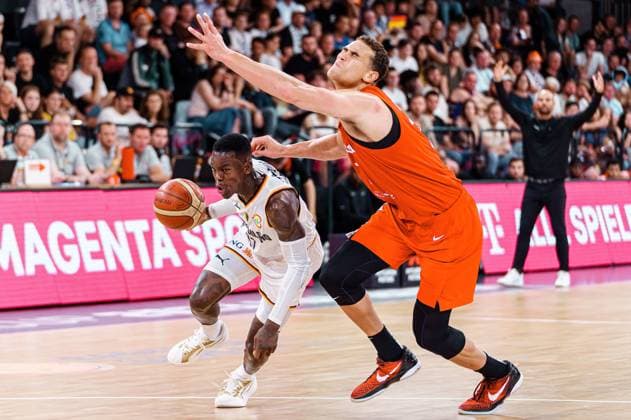 Dennis Schroeder (Deutschland, 17), Dwight Powell (Kanada, 07) Deutschland vs. Kanada, Basketball, DBB Supercup, Finale, 13.08.2023 Deutschland vs. Kanada, Basketball, DBB Supercup, Finale, 13.08.2023 Hamburg Copyright: xEibner-Pressefoto MarcelxvonxFehrnx EP_MFN