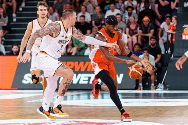 Daniel Theis (Deutschland, 10), Shai Gilgeous-Alexander (Kanada, 02) Deutschland vs. Kanada, Basketball, DBB Supercup, Finale, 13.08.2023 Deutschland vs. Kanada, Basketball, DBB Supercup, Finale, 13.08.2023 Hamburg Copyright: xEibner-Pressefoto MarcelxvonxFehrnx EP_MFN