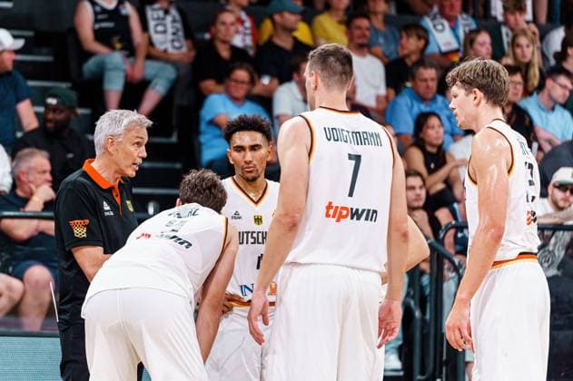 Gordon Herbert (Deutschland, Headcoach) mit Ansage an seine Spieler Deutschland vs. Kanada, Basketball, DBB Supercup, Finale, 13.08.2023 Deutschland vs. Kanada, Basketball, DBB Supercup, Finale, 13.08.2023 Hamburg Copyright: xEibner-Pressefoto MarcelxvonxFehrnx EP_MFN