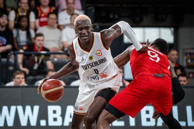 Basketball Hamburg 13.08.2023 DBB Nationalmannschaft der Männer Länderspiel Testspiel Supercup Deutschland (GER) - Kanada (CAN) Isaac Bonga (Deutschland, No.00) RJ Barrett (Kanada, No.09)