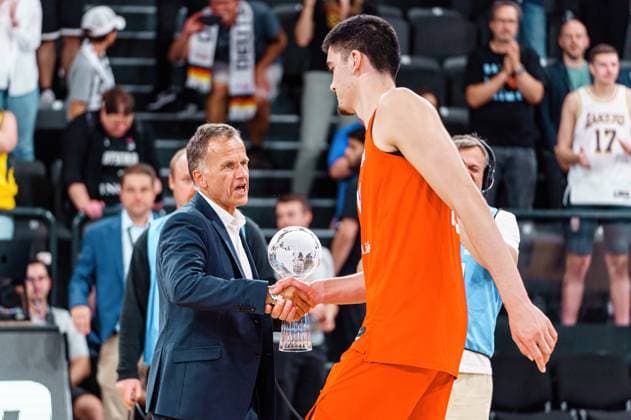 Zach Edey (Kanada, 15) bei Siegerehrung Deutschland vs. Kanada, Basketball, DBB Supercup, Finale, 13.08.2023 Deutschland vs. Kanada, Basketball, DBB Supercup, Finale, 13.08.2023 Hamburg Copyright: xEibner-Pressefoto MarcelxvonxFehrnx EP_MFN