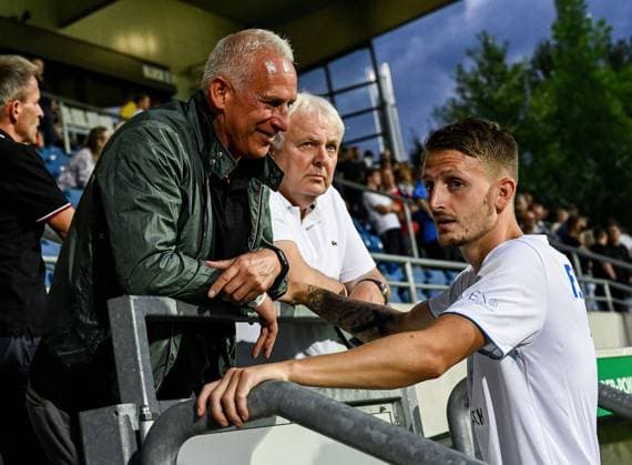 13.08.2023, xpsx, Fussball DFB Pokal 1.Runde, FSV Frankfurt - FC Hansa Rostock v.l. Trainer Christian Neidhart (Offenbacher Kickers) mit seinem Sohn Nico Neidhart (FC Hansa Rostock) (DFL DFB REGULATIONS PROHIBIT ANY USE OF PHOTOGRAPHS as IMAGE SEQUENCES and or QUASI-VIDEO) emspor Frankfurt