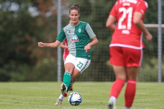 v.li.: Hanna Nemeth (SV Werder Bremen, 23) am Ball, Einzelbild, Ganzkörper, Aktion, Action, Spielszene, 13.08.2023, Ostereistedt (Deutschland), Fussball, Testspiel Frauen, 1. FC Union Berlin - SV Werder Bremen