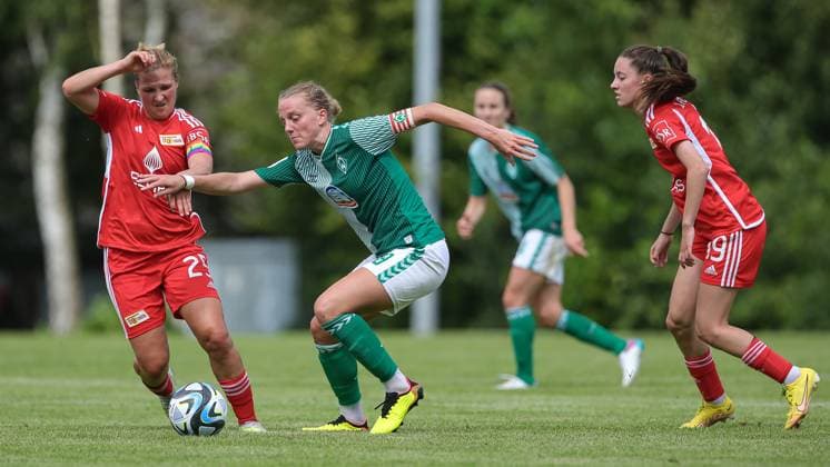 v.li.: Dina Orschmann (1. FC Union Berlin, 25), Lina Hausicke (SV Werder Bremen, 18) und Sophie Trojahn (1. FC Union Berlin, 19) im Zweikampf, Duell, Dynamik, Aktion, Action, Spielszene, 13.08.2023, Ostereistedt (Deutschland), Fussball, Testspiel Frauen, 1. FC Union Berlin - SV Werder Bremen