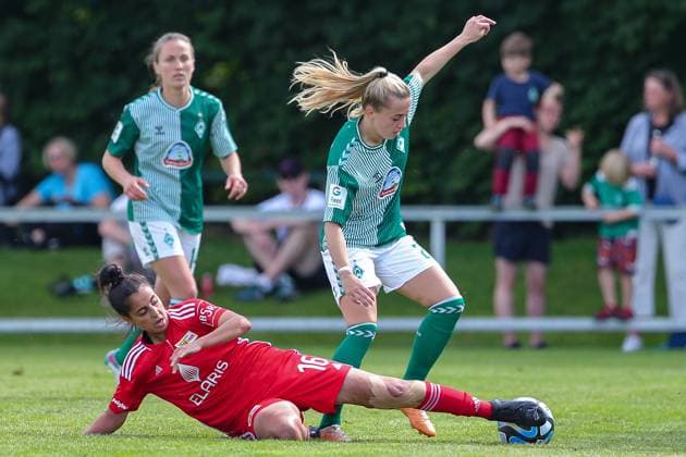 v.li.: Sarah Abu Sabbah (1. FC Union Berlin, 16) und Nina Lührßen (SV Werder Bremen, 27) im Zweikampf, Duell, Dynamik, Aktion, Action, Spielszene, 13.08.2023, Ostereistedt (Deutschland), Fussball, Testspiel Frauen, 1. FC Union Berlin - SV Werder Bremen