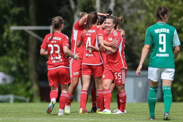 v.li.: Spielerinnen des 1. FC Union Berlin mit Torjubel, Jubel, jubeln, jubelt, optimistisch, Spielszene, Highlight, Freude über das Tor zum 1:0, 13.08.2023, Ostereistedt (Deutschland), Fussball, Testspiel Frauen, 1. FC Union Berlin - SV Werder Bremen