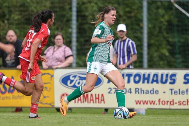 v.li.: Athanasia Moraitou (1. FC Union Berlin, 77) und Juliane Wirtz (SV Werder Bremen, 28) im Laufduell, Zweikampf, Duell, Dynamik, Aktion, Action, Spielszene, 13.08.2023, Ostereistedt (Deutschland), Fussball, Testspiel Frauen, 1. FC Union Berlin - SV Werder Bremen