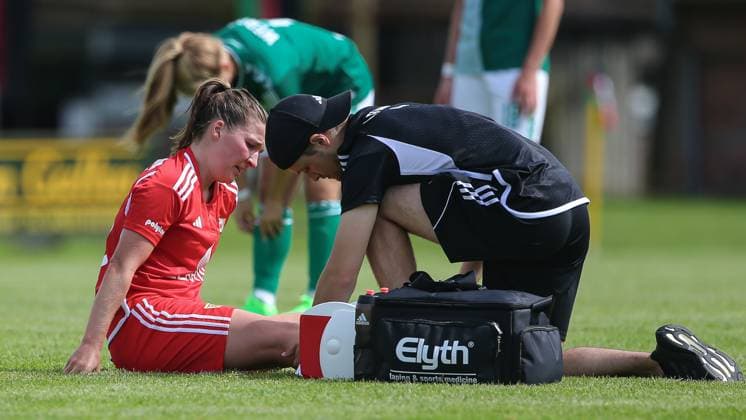 v.li.: Katja Orschmann (1. FC Union Berlin, 55) wird verletzt behandelt, Verletzung, Schmerzen, schmerzverzerrtes Gesicht, sitzt verletzt am Boden, 13.08.2023, Ostereistedt (Deutschland), Fussball, Testspiel Frauen, 1. FC Union Berlin - SV Werder Bremen