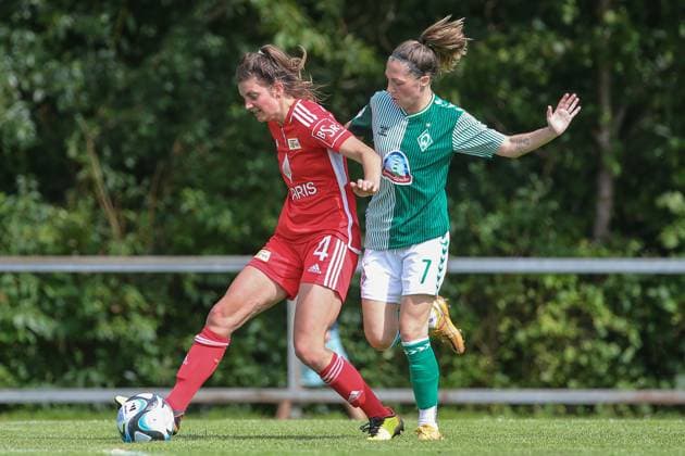 v.li.: Marie Becker (1. FC Union Berlin, 4) und Lisa Josten (SV Werder Bremen, 7) im Zweikampf, Duell, Dynamik, Aktion, Action, Spielszene, 13.08.2023, Ostereistedt (Deutschland), Fussball, Testspiel Frauen, 1. FC Union Berlin - SV Werder Bremen