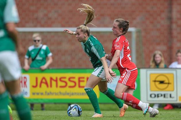 v.li.: Nina Lührßen (SV Werder Bremen, 27) und Pia Metzker (1. FC Union Berlin, 23) im Zweikampf, Duell, Dynamik, Aktion, Action, Spielszene, 13.08.2023, Ostereistedt (Deutschland), Fussball, Testspiel Frauen, 1. FC Union Berlin - SV Werder Bremen