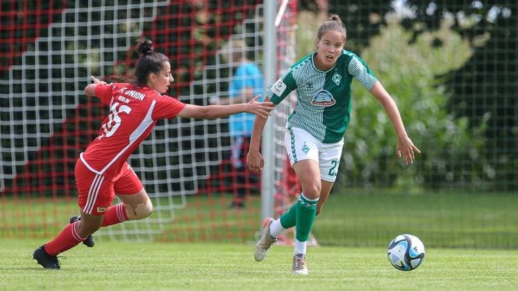 v.li.: Sarah Abu Sabbah (1. FC Union Berlin, 16) und Hanna Nemeth (SV Werder Bremen, 23) im Zweikampf, Duell, Dynamik, Aktion, Action, Spielszene, 13.08.2023, Ostereistedt (Deutschland), Fussball, Testspiel Frauen, 1. FC Union Berlin - SV Werder Bremen