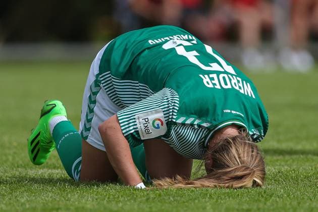 v.li.: Ricarda Walkling (SV Werder Bremen, 13) liegt verletzt am Boden, Verletzung, Schmerzen, schmerzverzerrtes Gesicht, 13.08.2023, Ostereistedt (Deutschland), Fussball, Testspiel Frauen, 1. FC Union Berlin - SV Werder Bremen