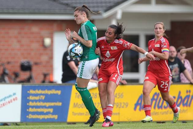 v.li.: Sophie Weidauer (SV Werder Bremen, 9) und Athanasia Moraitou (1. FC Union Berlin, 77) im Zweikampf, Duell, Dynamik, Aktion, Action, Spielszene, 13.08.2023, Ostereistedt (Deutschland), Fussball, Testspiel Frauen, 1. FC Union Berlin - SV Werder Bremen
