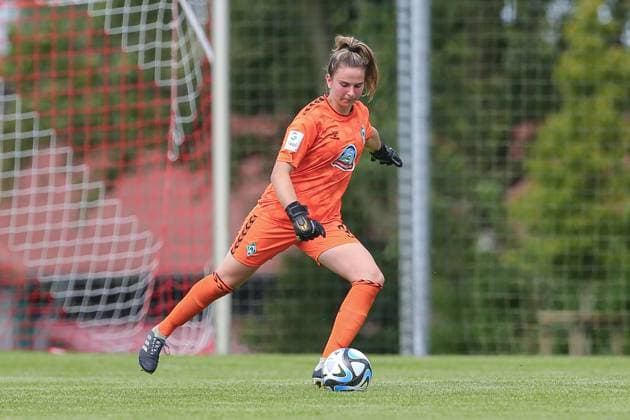 v.li.: Hannah Etzold (Torhüterin, Torwart, SV Werder Bremen, 31) Freisteller, Einzelbild, Ganzkörper, Aktion, Action, Spielszene, 13.08.2023, Ostereistedt (Deutschland), Fussball, Testspiel Frauen, 1. FC Union Berlin - SV Werder Bremen