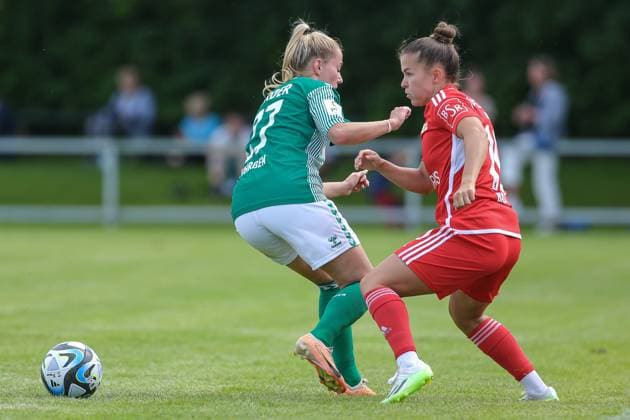 v.li.: Nina Lührßen (SV Werder Bremen, 27) und Latoya Bach (1. FC Union Berlin, 10) im Zweikampf, Duell, Dynamik, Aktion, Action, Spielszene, 13.08.2023, Ostereistedt (Deutschland), Fussball, Testspiel Frauen, 1. FC Union Berlin - SV Werder Bremen