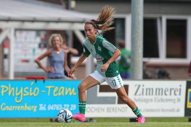 v.li.: Amira Dahl (SV Werder Bremen, 17) Freisteller, Einzelbild, Ganzkörper, Aktion, Action, Spielszene, 13.08.2023, Ostereistedt (Deutschland), Fussball, Testspiel Frauen, 1. FC Union Berlin - SV Werder Bremen