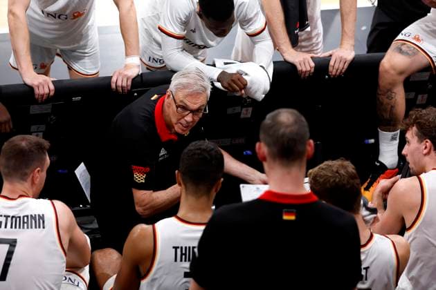 13.08.2023, Deutscher Basketball Bund, Supercup 2023, Hamburg, edel-optics.de Arena, Finale, Deutschland - Kanada, Gordon Herbert (Headcoach, GER) spricht mit seinen Spielern in einer Auszeit Hamburg edel-optics.de Arena Hamburg Germany
