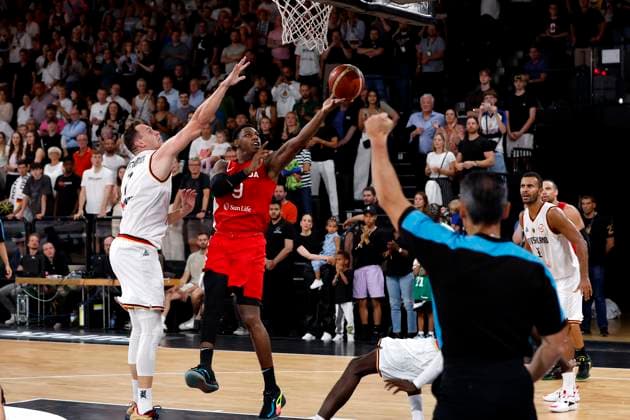 13.08.2023, Deutscher Basketball Bund, Supercup 2023, Hamburg, edel-optics.de Arena, Finale, Deutschland - Kanada, Rj Barrett, (CAN, No9), Johannes Voigtmann (GER, No7) Hamburg edel-optics.de Arena Hamburg Germany